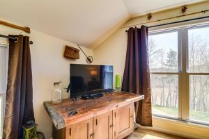 Una sala de estar con televisión y una gran ventana. en Cozy Lewisburg Getaway with Deck and Lake Access!, en Lewisburg 16 fotos más