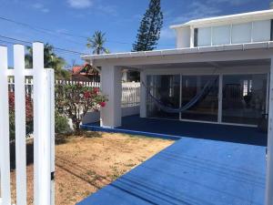 a house with a hammock in the yard at Marie Joseph Villa in San Andrés