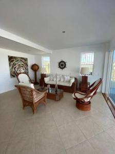 uma sala de estar com um sofá e cadeiras em Marie Joseph Villa em San Andrés