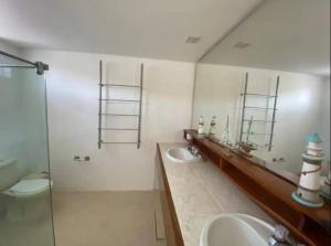 uma casa de banho com 2 lavatórios, um chuveiro e um WC. em Marie Joseph Villa em San Andrés