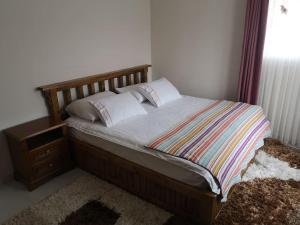 łóżko z 2 poduszkami i drewnianym zagłówkiem w obiekcie BOLU da ormanin tam kalbinde İsveç mimari göl manz w mieście Kemaller