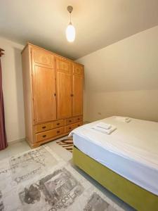 een slaapkamer met een bed en een houten kast bij BOLU da ormanin tam kalbinde İsveç mimari göl manz in Kemaller