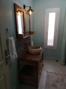 een badkamer met een wastafel, een spiegel en een raam bij BOLU da ormanin tam kalbinde İsveç mimari göl manz in Kemaller