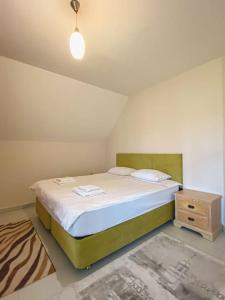 een kleine slaapkamer met een bed en een nachtkastje bij BOLU da ormanin tam kalbinde İsveç mimari göl manz in Kemaller