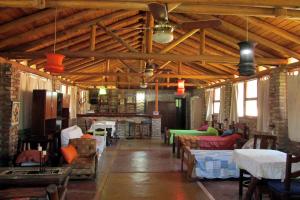 ein Wohnzimmer mit Sofas und Tischen in einem Gebäude in der Unterkunft LUNA CAUTIVA in Santa Rosa de Calamuchita