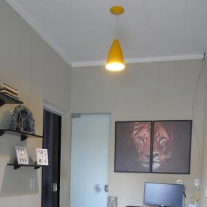 Studio Próximo ao centro في بالماس: غرفة بها مكتب وضوء على السقف