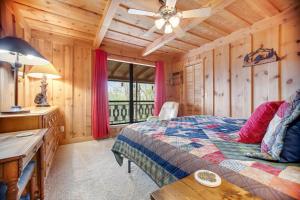 een slaapkamer met een bed, een bureau en een raam bij Black Bear Cabin Fox Mountain in Franklin