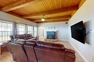 uma sala de estar com um sofá de couro e uma televisão em Yosemite in Ahwahnee em Ahwahnee