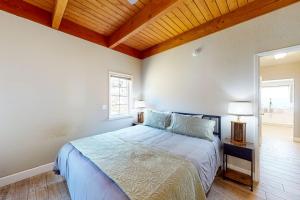 um quarto com uma cama e um tecto de madeira em Yosemite in Ahwahnee em Ahwahnee