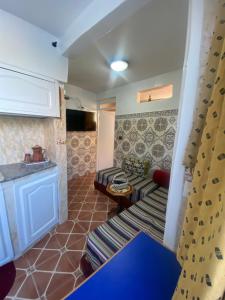 een woonkamer met een bank en een tafel bij Maison traditionnelle de lahbib in Rabat