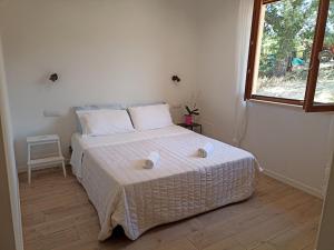 a bedroom with a bed with two towels on it at La Residenza di Campagna in Manciano