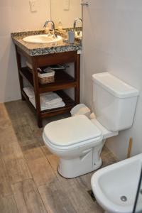 Ένα μπάνιο στο Suites Salta