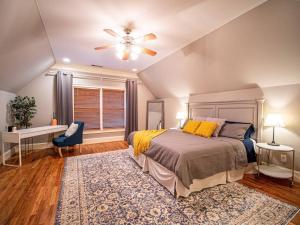 1 dormitorio con 1 cama y ventilador de techo en Atlanta's Metropolitan Heart, en Atlanta