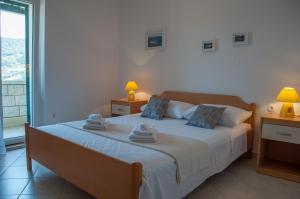 a bedroom with a bed with two towels on it at Apartments by the sea Pucisca, Brac - 5625 in Pučišća