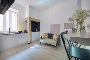 - une cuisine et une salle à manger avec une table et des chaises dans l'établissement Lisboa nova Central - bica 2E, à Lisbonne