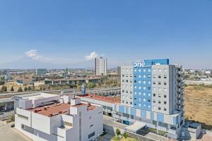 eine Luftansicht einer Stadt mit Gebäuden in der Unterkunft One Puebla Angelopolis Periferico in Puebla