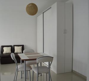 a dining room with a table and chairs and a couch at Apartamento Ocio in Buenos Aires