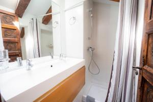 La salle de bains est pourvue d'un lavabo et d'un miroir. dans l'établissement Apartamentos Huertas, à Madrid