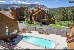 een zwembad in een tuin naast een huis bij New listing! - Great location, mountains view, walk to ski lift in Mammoth Lakes