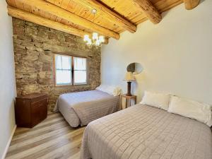 Postel nebo postele na pokoji v ubytování Stone House Lodge