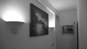 Un'immagine appesa a un muro con una foto sopra. di B&B Via Spalti 52 a Trapani Altre 16 foto