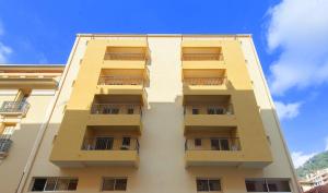 un edificio alto con balcones a un lado. en Villa Serafina Apartements, en Niza