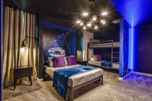 um quarto com uma cama e beliches em Modern Villa with Game Room at Storey Lake Resort em Kissimmee