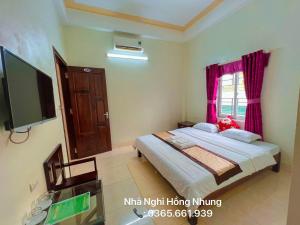 Llit o llits en una habitació de Nhà Nghỉ Hồng Nhung