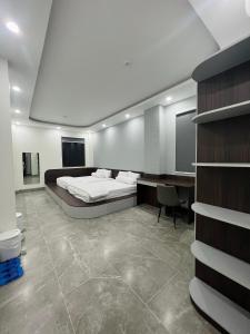 - une chambre avec un lit, un bureau et un ordinateur dans l'établissement BITA HOTEL CẦN THƠ, à Bình Thủy
