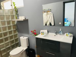 Koupelna v ubytování Lokai house