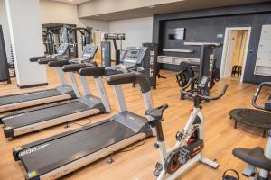 - une rangée de vélos d'exercice dans une salle de sport dans l'établissement Dall'Onder Planalto Hotel Bento Gonçalves, à Bento Gonçalves