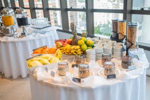 una mesa con frutas y otros alimentos. en Dall'Onder Planalto Hotel Bento Gonçalves en Bento Gonçalves