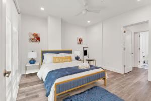 Un dormitorio con una cama grande y una alfombra azul en Rhythm & Blues Free Park 2BD-2BTH Near EWR-Penn-Prudential, en Newark