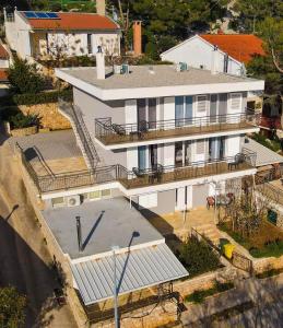 een luchtzicht op een wit huis met een balkon bij Laurel Apartments in Tisno
