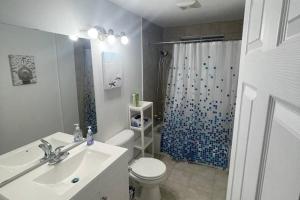 Photo de la galerie de l'établissement Central, convenient and comfortable 3 Bedrooms house near downtown Gatineau/Ottawa with free parking, à Gatineau 7 autres photos