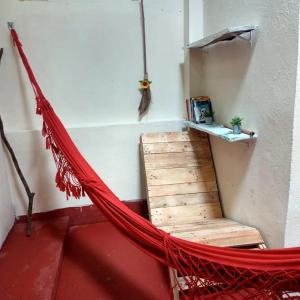 a hammock in the corner of a room at Hostel e Pousada Gratiluz in São Thomé das Letras
