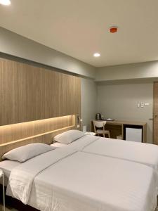- une chambre avec un grand lit blanc dans l'établissement Synsiri Lat Phrao 83, à Ban Zong Katiam