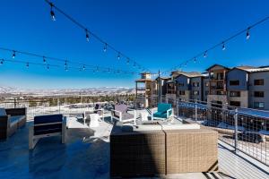 una terraza en la azotea con sillas y mesas en un edificio en YotelPAD Park City Unit #432 en Park City