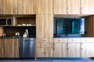 cocina con armarios de madera y lavavajillas en YotelPAD Park City Unit #432 en Park City