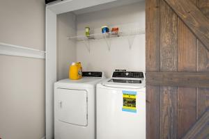 a laundry room with a stove and a washer at Walk to Jacksonville Beach, 10min to Mayo in Jacksonville Beach