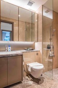 La salle de bains est pourvue de toilettes et d'une douche en verre. dans l'établissement De Lux MarQ, 2 bedrooms at Central Dist 1, Pool,Gym, à Hô-Chi-Minh-Ville