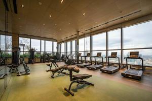 - une salle de sport avec un ensemble d'équipements d'exercice dans un bâtiment dans l'établissement De Lux MarQ, 2 bedrooms at Central Dist 1, Pool,Gym, à Hô-Chi-Minh-Ville