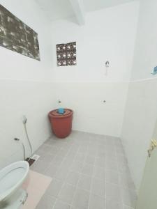 ein Bad mit einem WC und einem Waschbecken in der Unterkunft Homestay Kuala Terengganu One Stop 2 in Kuala Terengganu