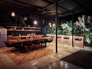 a restaurant with a long wooden table and chairs at CASA FOTR LOCO in Uvita