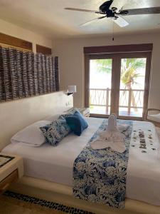 A bed or beds in a room at Stunning beachfront house w/ private pool.