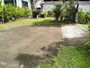 a dirt driveway in front of a house at Anyar in Mataram