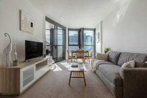 - un salon avec un canapé et une télévision dans l'établissement Lovely 1 bedroom with free parking on premises - 00209, à Melbourne
