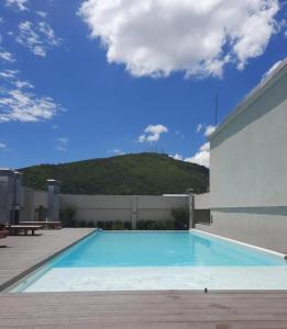 une grande piscine à côté d'un bâtiment dans l'établissement AIRES VERDES PREMIUM, à Salta