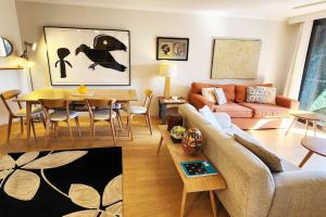 - un salon avec un canapé et une table dans l'établissement Impressive Centrally Located Penthouse, à Sydney