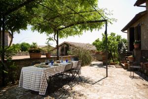 une table avec un chiffon de table en damier sur une terrasse dans l'établissement Agriturismo San Giusto, à Sovicille
